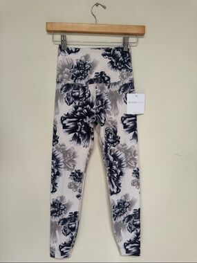 Beyond Yoga Cream Floral High-Waist Leggings with Black & Gray Blooms